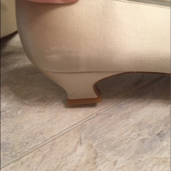 Stuart Weitzman Silk Kitten Heal Pump - Picture 5 of 14